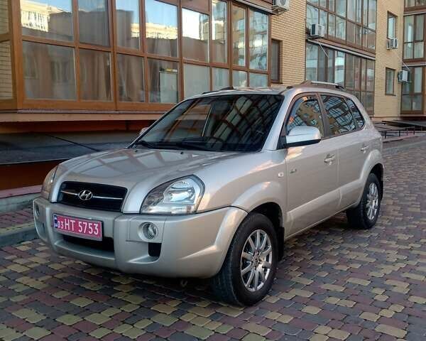 Серый Хендай Туксон, объемом двигателя 2 л и пробегом 124 тыс. км за 9300 $, фото 1 на Automoto.ua