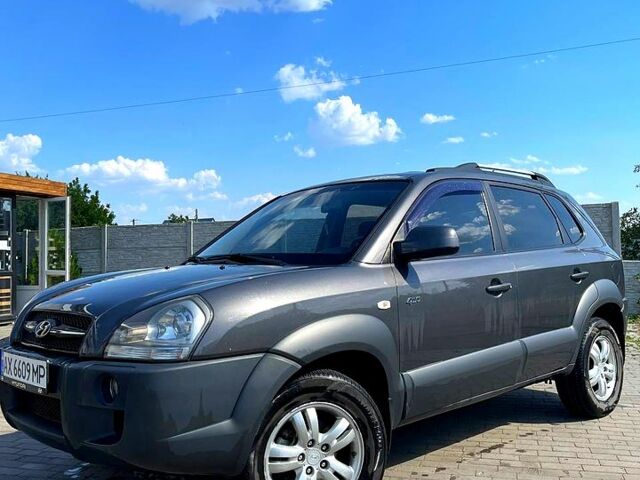 Серый Хендай Туксон, объемом двигателя 2 л и пробегом 210 тыс. км за 7900 $, фото 1 на Automoto.ua