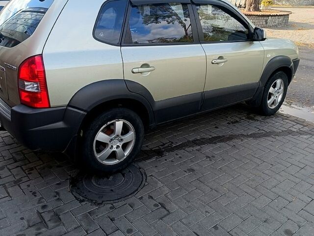 Сірий Хендай Туксон, об'ємом двигуна 2 л та пробігом 250000 тис. км за 8700 $, фото 1 на Automoto.ua