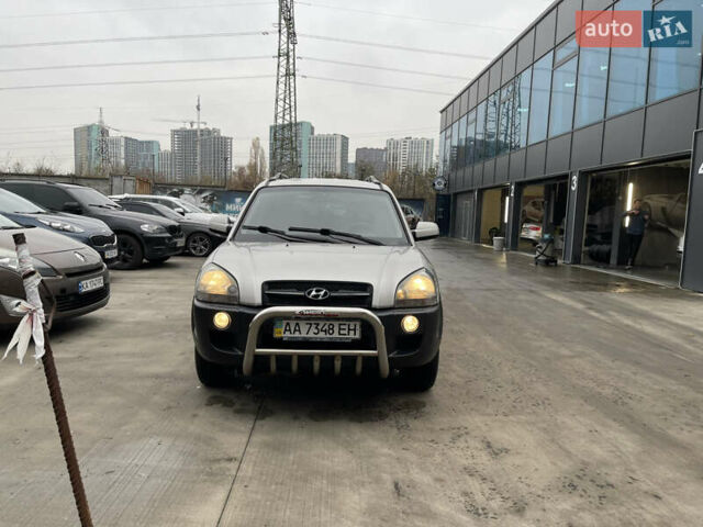 Серый Хендай Туксон, объемом двигателя 2 л и пробегом 290 тыс. км за 6500 $, фото 1 на Automoto.ua