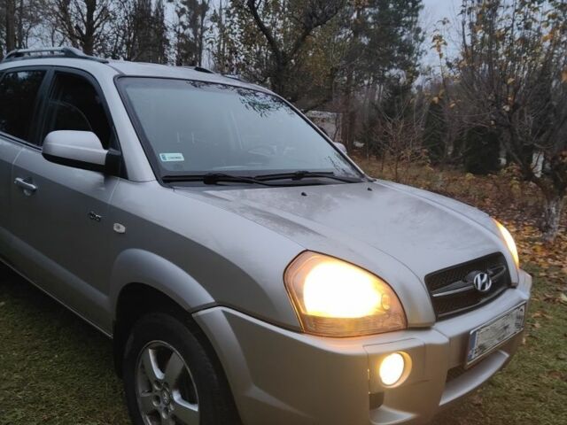 Серый Хендай Туксон, объемом двигателя 2 л и пробегом 310 тыс. км за 3658 $, фото 1 на Automoto.ua