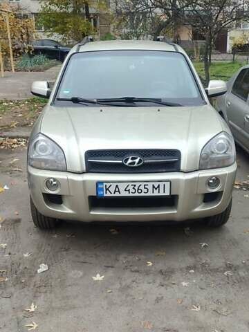 Серый Хендай Туксон, объемом двигателя 1.98 л и пробегом 169 тыс. км за 7500 $, фото 1 на Automoto.ua