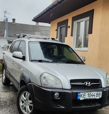 Серый Хендай Туксон, объемом двигателя 2 л и пробегом 215 тыс. км за 8000 $, фото 1 на Automoto.ua