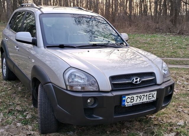 Серый Хендай Туксон, объемом двигателя 2 л и пробегом 208 тыс. км за 8100 $, фото 1 на Automoto.ua