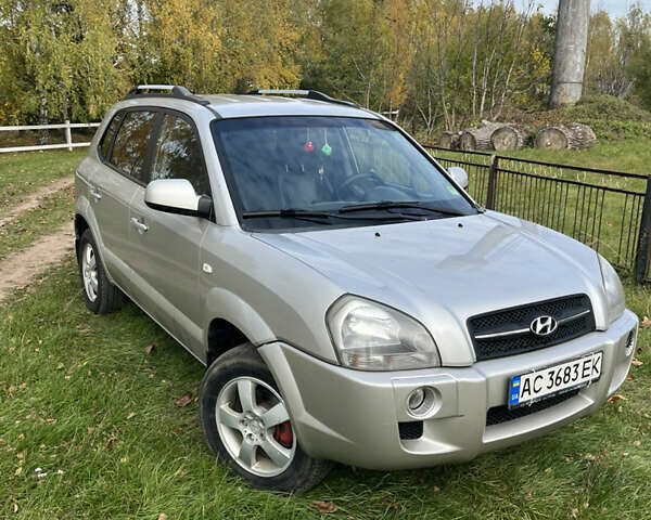Хендай Туксон 2007 в Локачи на Automoto.ua Серый Хендай Туксон, объемом двигателя 1.98 л и пробегом 288 тыс. км за 7300 $, фото 1 на Automoto.ua
