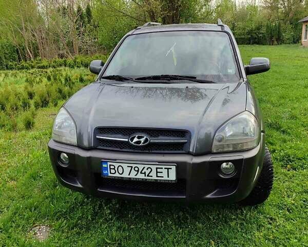 Серый Хендай Туксон, объемом двигателя 1.99 л и пробегом 184 тыс. км за 8300 $, фото 1 на Automoto.ua