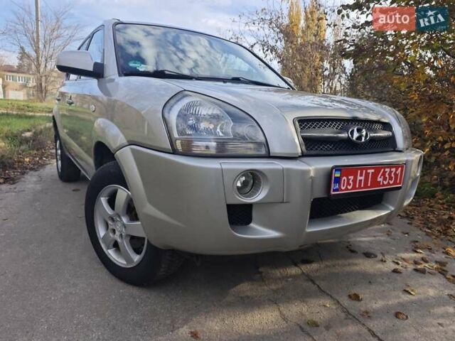 Серый Хендай Туксон, объемом двигателя 1.98 л и пробегом 173 тыс. км за 7450 $, фото 1 на Automoto.ua