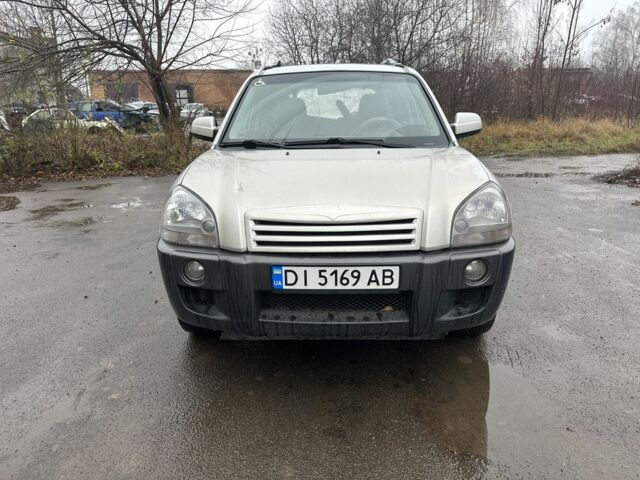 Серый Хендай Туксон, объемом двигателя 2 л и пробегом 350 тыс. км за 3850 $, фото 1 на Automoto.ua