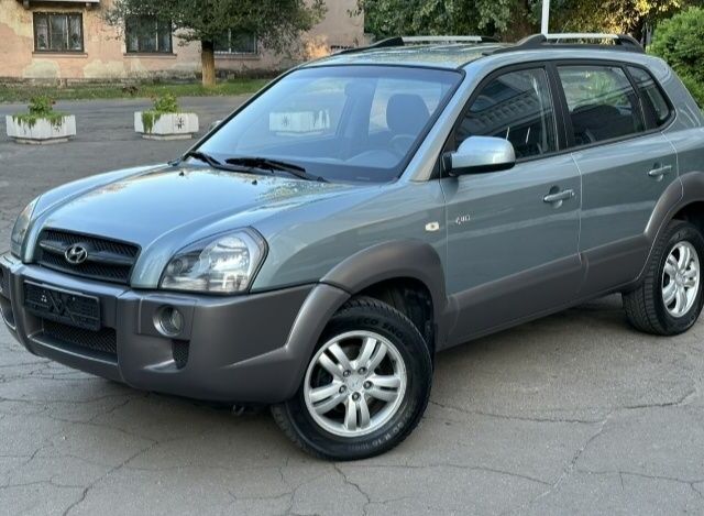 Серый Хендай Туксон, объемом двигателя 2 л и пробегом 110 тыс. км за 11900 $, фото 1 на Automoto.ua