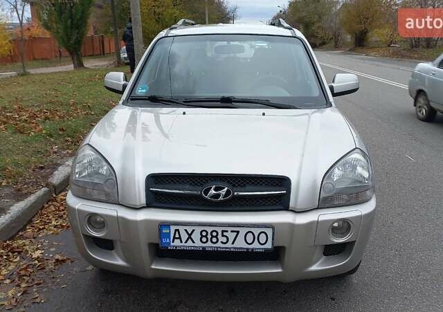 Сірий Хендай Туксон, об'ємом двигуна 2 л та пробігом 203 тис. км за 7700 $, фото 1 на Automoto.ua