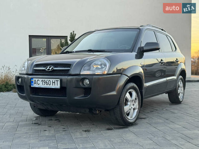 Серый Хендай Туксон, объемом двигателя 1.99 л и пробегом 315 тыс. км за 7300 $, фото 1 на Automoto.ua