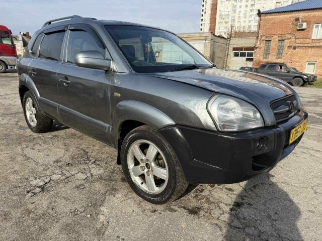 Хендай Туксон 2007 у Харкові на Automoto.ua Сірий Хендай Туксон, об'ємом двигуна 2 л та пробігом 211 тис. км за 4000 $, фото 1 на Automoto.ua