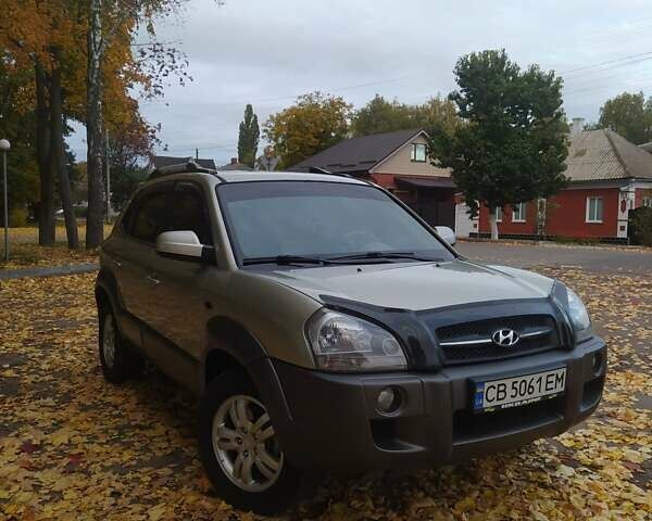 Серый Хендай Туксон, объемом двигателя 1.98 л и пробегом 250 тыс. км за 7300 $, фото 1 на Automoto.ua