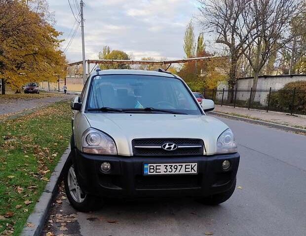 Серый Хендай Туксон, объемом двигателя 2 л и пробегом 198 тыс. км за 7000 $, фото 1 на Automoto.ua