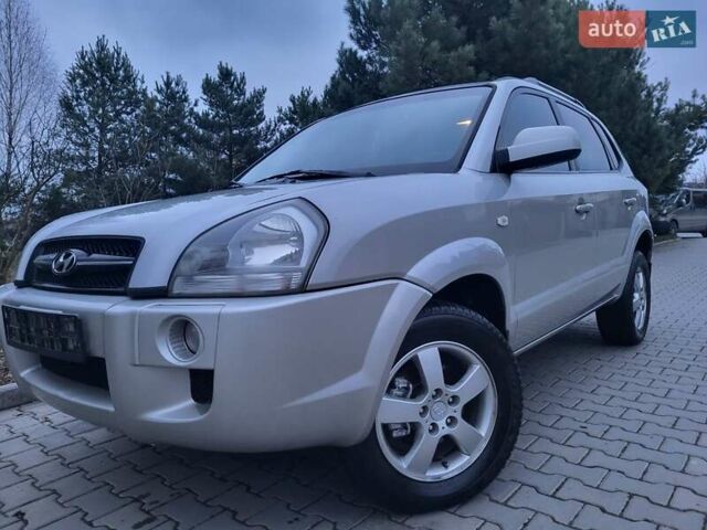 Серый Хендай Туксон, объемом двигателя 2 л и пробегом 240 тыс. км за 8300 $, фото 1 на Automoto.ua