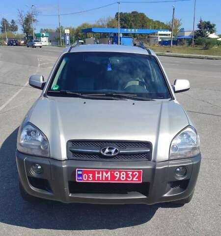 Серый Хендай Туксон, объемом двигателя 2 л и пробегом 185 тыс. км за 7999 $, фото 1 на Automoto.ua