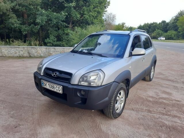 Серый Хендай Туксон, объемом двигателя 2 л и пробегом 240 тыс. км за 7500 $, фото 1 на Automoto.ua