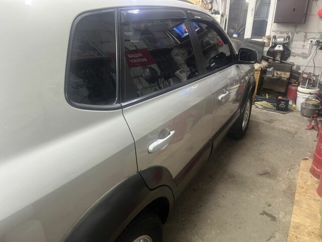 Серый Хендай Туксон, объемом двигателя 2 л и пробегом 152 тыс. км за 10000 $, фото 1 на Automoto.ua