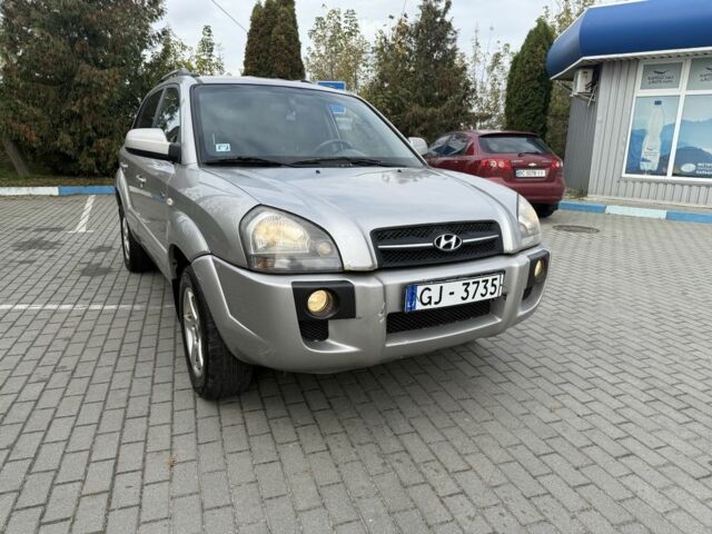 Серый Хендай Туксон, объемом двигателя 2 л и пробегом 175 тыс. км за 3400 $, фото 1 на Automoto.ua