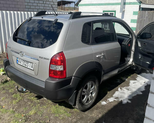 Серый Хендай Туксон, объемом двигателя 2 л и пробегом 217 тыс. км за 7800 $, фото 1 на Automoto.ua