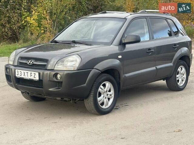 Серый Хендай Туксон, объемом двигателя 1.98 л и пробегом 233 тыс. км за 7700 $, фото 1 на Automoto.ua