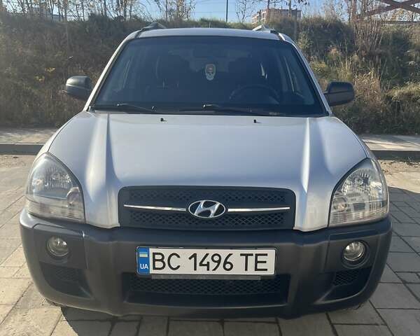 Серый Хендай Туксон, объемом двигателя 2 л и пробегом 161 тыс. км за 7000 $, фото 1 на Automoto.ua