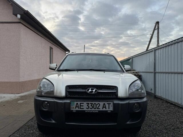 Серый Хендай Туксон, объемом двигателя 2 л и пробегом 158 тыс. км за 7999 $, фото 1 на Automoto.ua