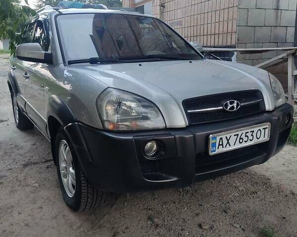Сірий Хендай Туксон, об'ємом двигуна 1.99 л та пробігом 350 тис. км за 7800 $, фото 1 на Automoto.ua