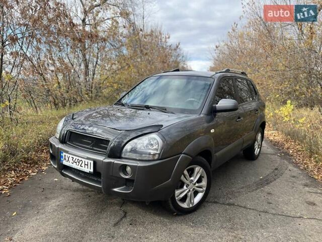 Серый Хендай Туксон, объемом двигателя 1.98 л и пробегом 220 тыс. км за 8500 $, фото 1 на Automoto.ua