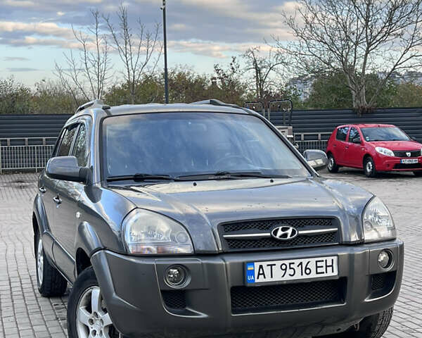 Серый Хендай Туксон, объемом двигателя 2 л и пробегом 210 тыс. км за 7700 $, фото 1 на Automoto.ua