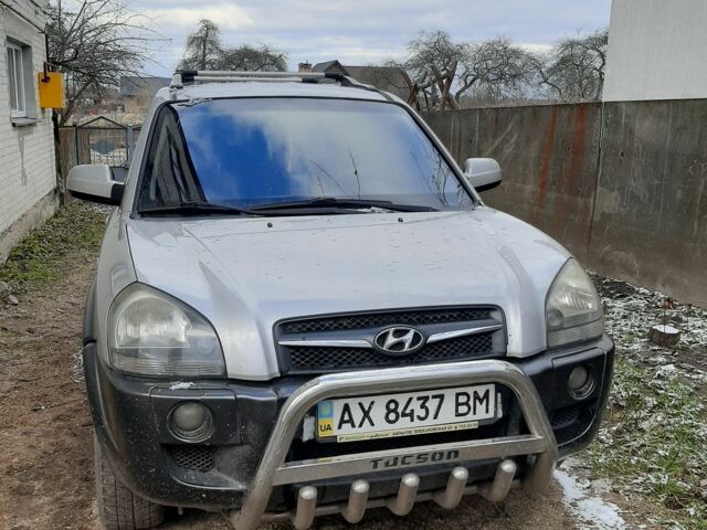 Серый Хендай Туксон, объемом двигателя 2 л и пробегом 213 тыс. км за 8000 $, фото 1 на Automoto.ua
