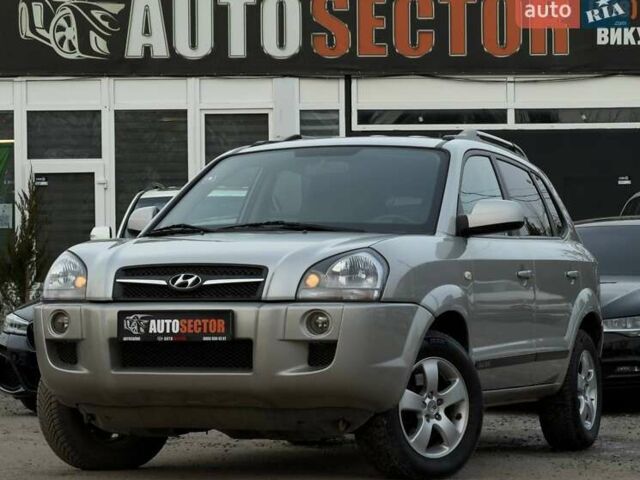 Серый Хендай Туксон, объемом двигателя 1.98 л и пробегом 140 тыс. км за 9300 $, фото 1 на Automoto.ua