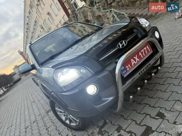 Серый Хендай Туксон, объемом двигателя 2 л и пробегом 217 тыс. км за 8200 $, фото 1 на Automoto.ua