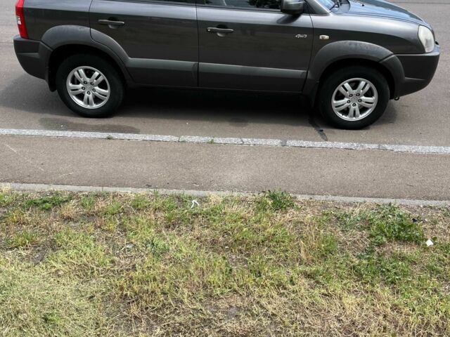 Серый Хендай Туксон, объемом двигателя 2 л и пробегом 294 тыс. км за 8000 $, фото 1 на Automoto.ua