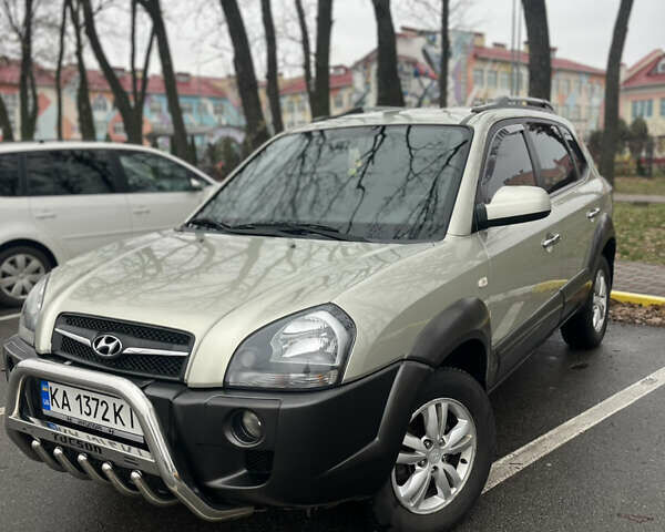 Серый Хендай Туксон, объемом двигателя 1.98 л и пробегом 151 тыс. км за 8100 $, фото 1 на Automoto.ua