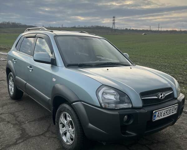 Серый Хендай Туксон, объемом двигателя 1.98 л и пробегом 197 тыс. км за 9800 $, фото 1 на Automoto.ua