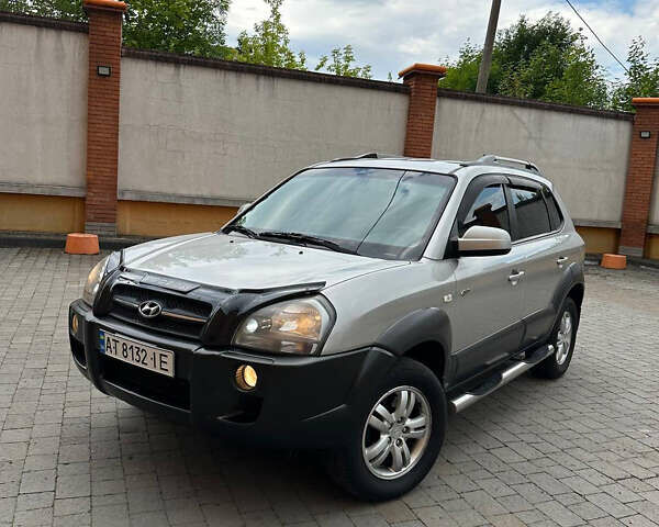Серый Хендай Туксон, объемом двигателя 1.98 л и пробегом 225 тыс. км за 6299 $, фото 1 на Automoto.ua