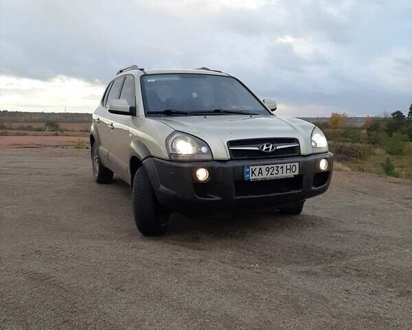 Серый Хендай Туксон, объемом двигателя 1.99 л и пробегом 330 тыс. км за 7300 $, фото 1 на Automoto.ua