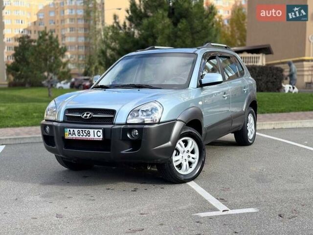 Серый Хендай Туксон, объемом двигателя 2 л и пробегом 48 тыс. км за 11800 $, фото 1 на Automoto.ua