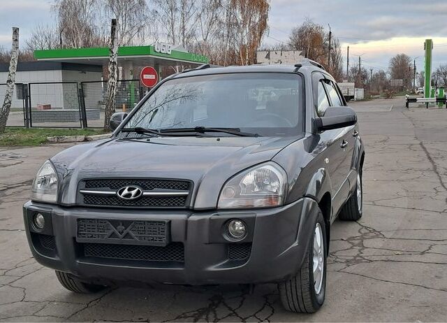 Серый Хендай Туксон, объемом двигателя 2 л и пробегом 95 тыс. км за 8800 $, фото 1 на Automoto.ua