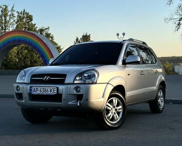 Серый Хендай Туксон, объемом двигателя 1.98 л и пробегом 198 тыс. км за 13000 $, фото 1 на Automoto.ua