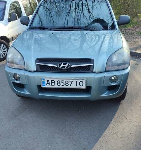 Серый Хендай Туксон, объемом двигателя 1.98 л и пробегом 214 тыс. км за 7500 $, фото 1 на Automoto.ua