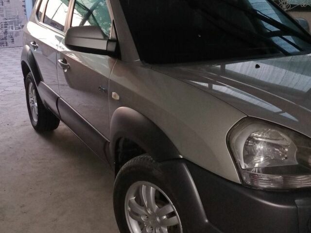 Серый Хендай Туксон, объемом двигателя 2 л и пробегом 220 тыс. км за 8200 $, фото 1 на Automoto.ua