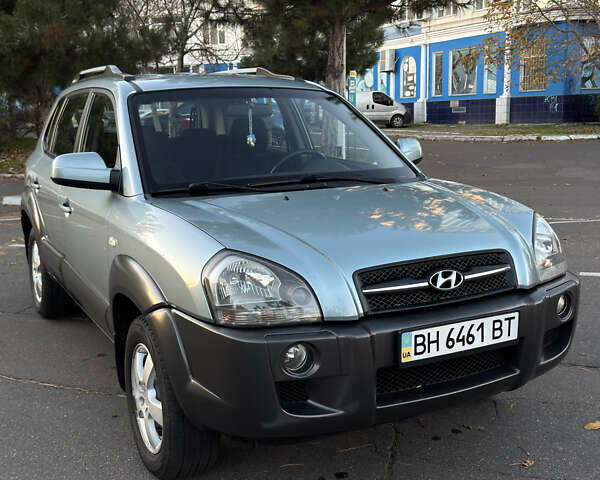Серый Хендай Туксон, объемом двигателя 1.98 л и пробегом 246 тыс. км за 7500 $, фото 1 на Automoto.ua