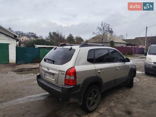 Серый Хендай Туксон, объемом двигателя 2 л и пробегом 205 тыс. км за 6500 $, фото 1 на Automoto.ua