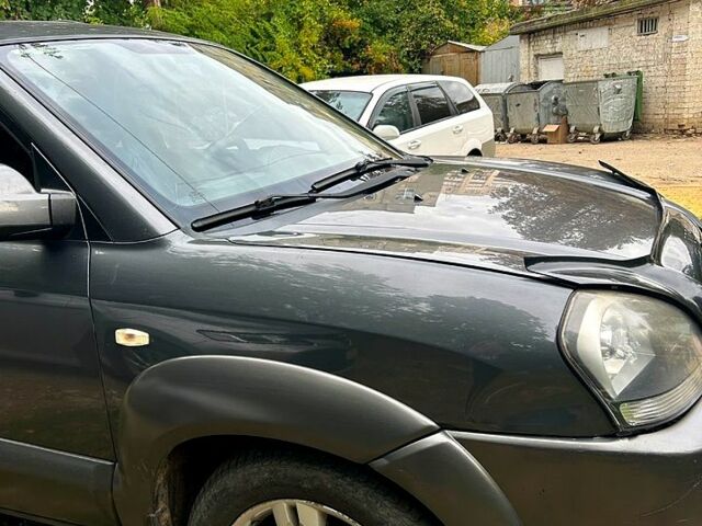 Серый Хендай Туксон, объемом двигателя 2 л и пробегом 221 тыс. км за 8500 $, фото 1 на Automoto.ua