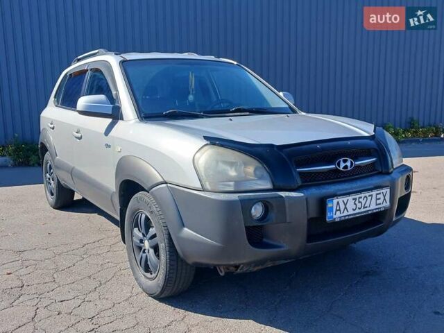 Хендай Туксон 2008 у Полтаві на Automoto.ua Сірий Хендай Туксон, об'ємом двигуна 2 л та пробігом 222 тис. км за 7200 $, фото 1 на Automoto.ua
