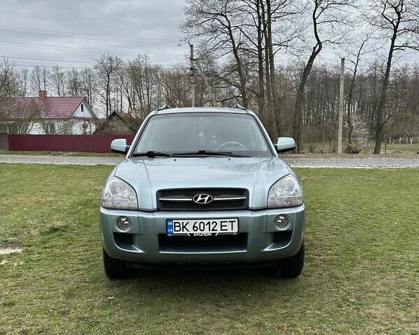 Серый Хендай Туксон, объемом двигателя 2 л и пробегом 173 тыс. км за 8400 $, фото 1 на Automoto.ua