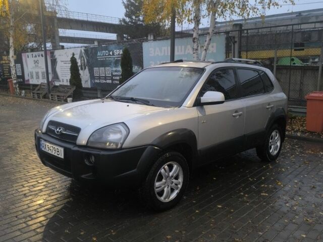 Сірий Хендай Туксон, об'ємом двигуна 2 л та пробігом 215 тис. км за 7750 $, фото 1 на Automoto.ua