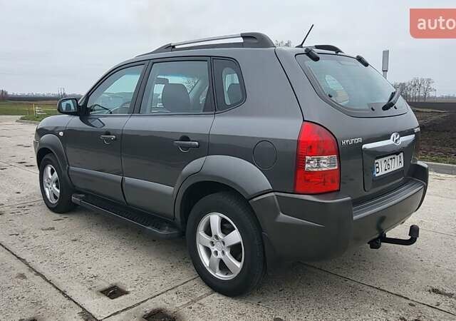 Серый Хендай Туксон, объемом двигателя 1.98 л и пробегом 177 тыс. км за 8200 $, фото 1 на Automoto.ua